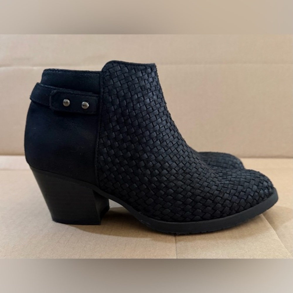 Sonoma Black Textured Ankle Booties